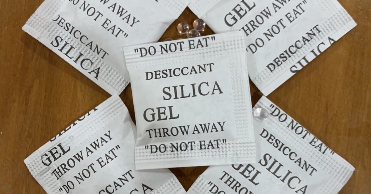 Gói hút ẩm Silica Gel chỉ thị màu có độc hại không?